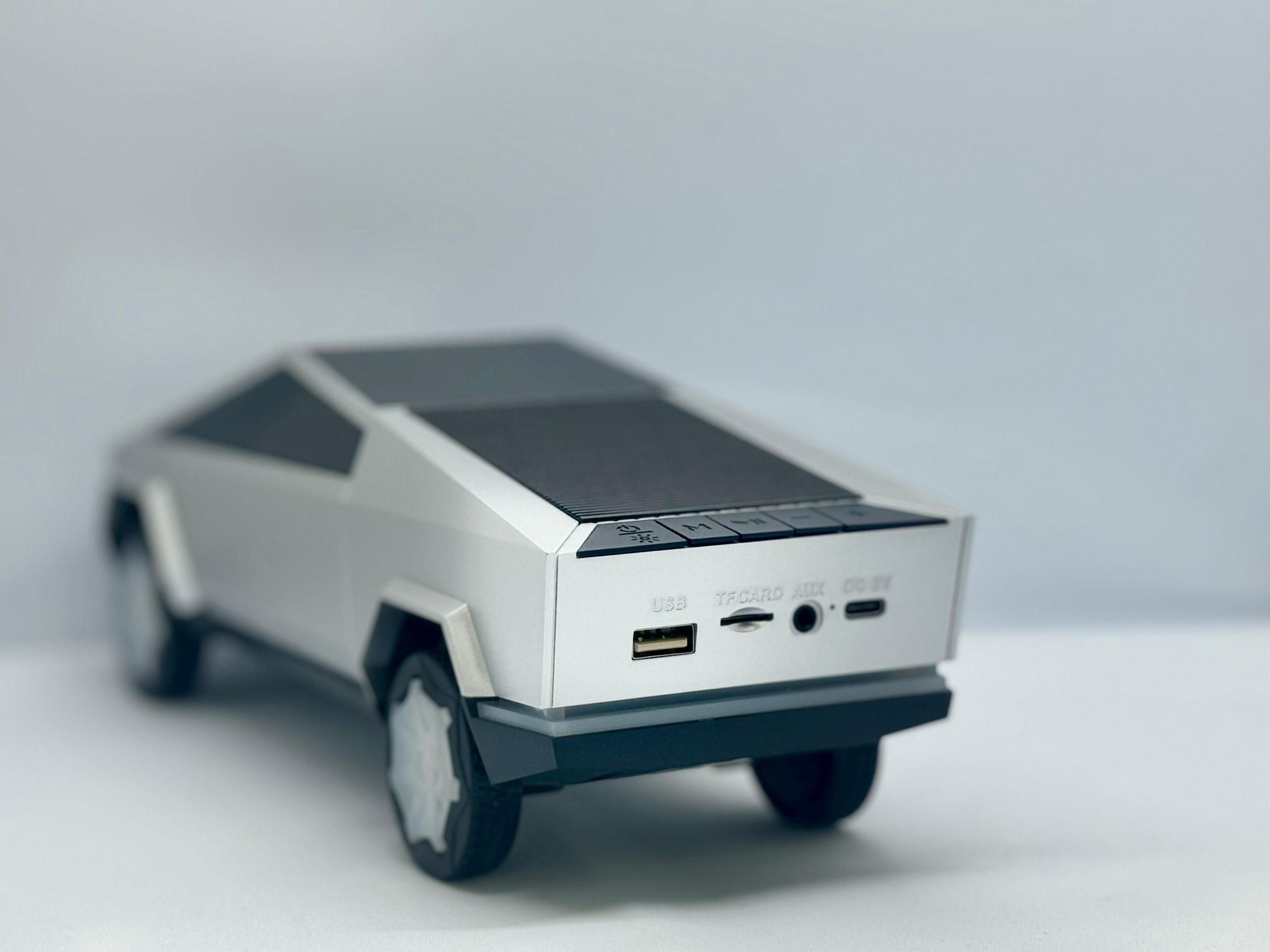 Tesla Cybertruck Tasarımlı LED Işıklı Bluetooth Hoparlör | USB, AUX, FM Destekli